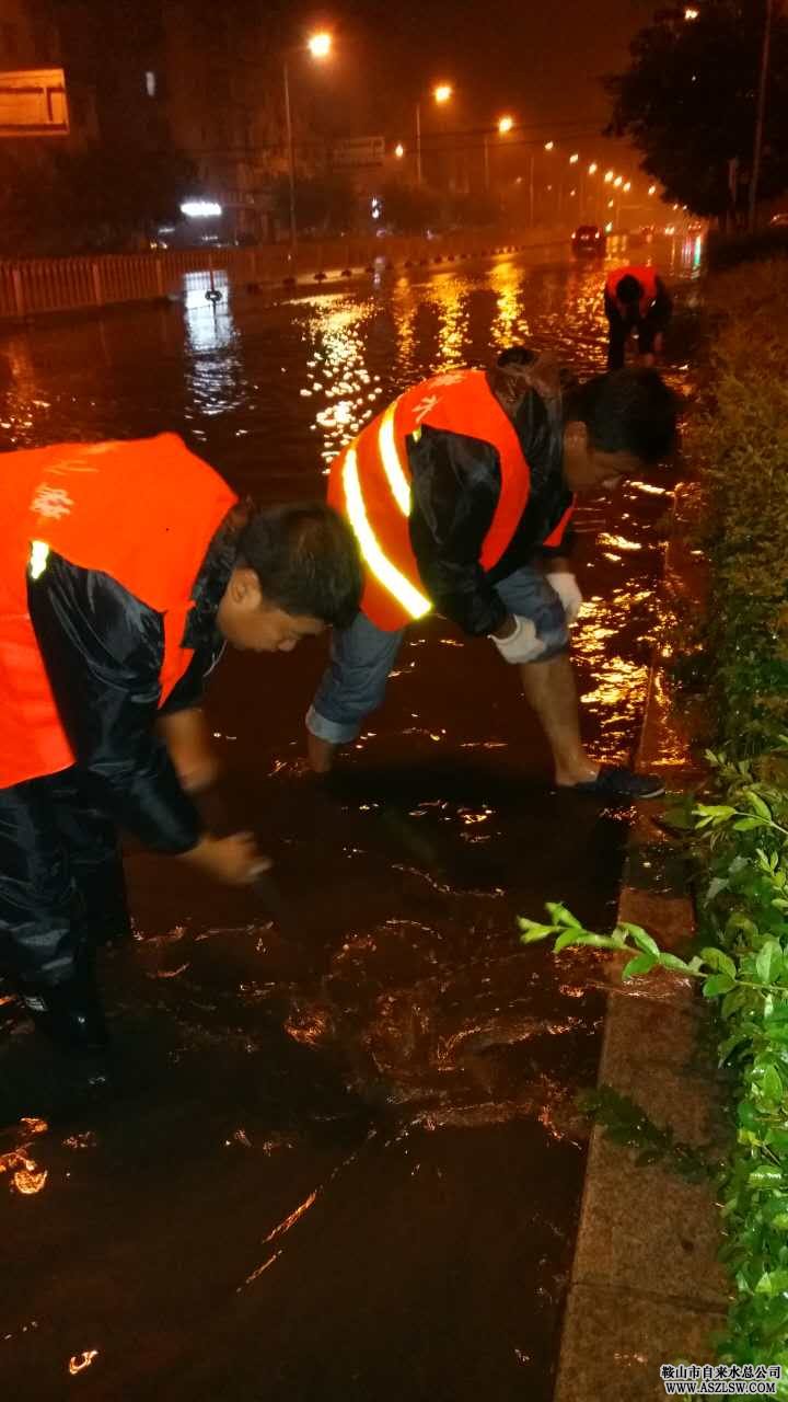 積極應(yīng)對突降暴雨 確保排水暢通