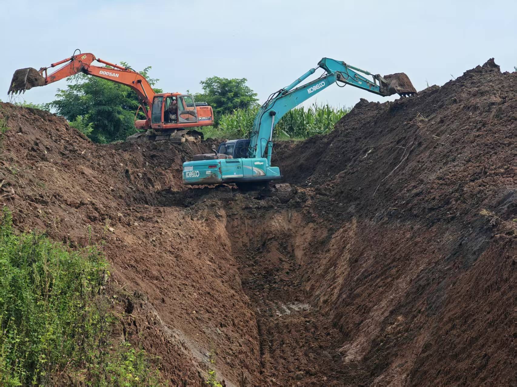 快速搶修排水涵洞 筑牢汛期安全防線