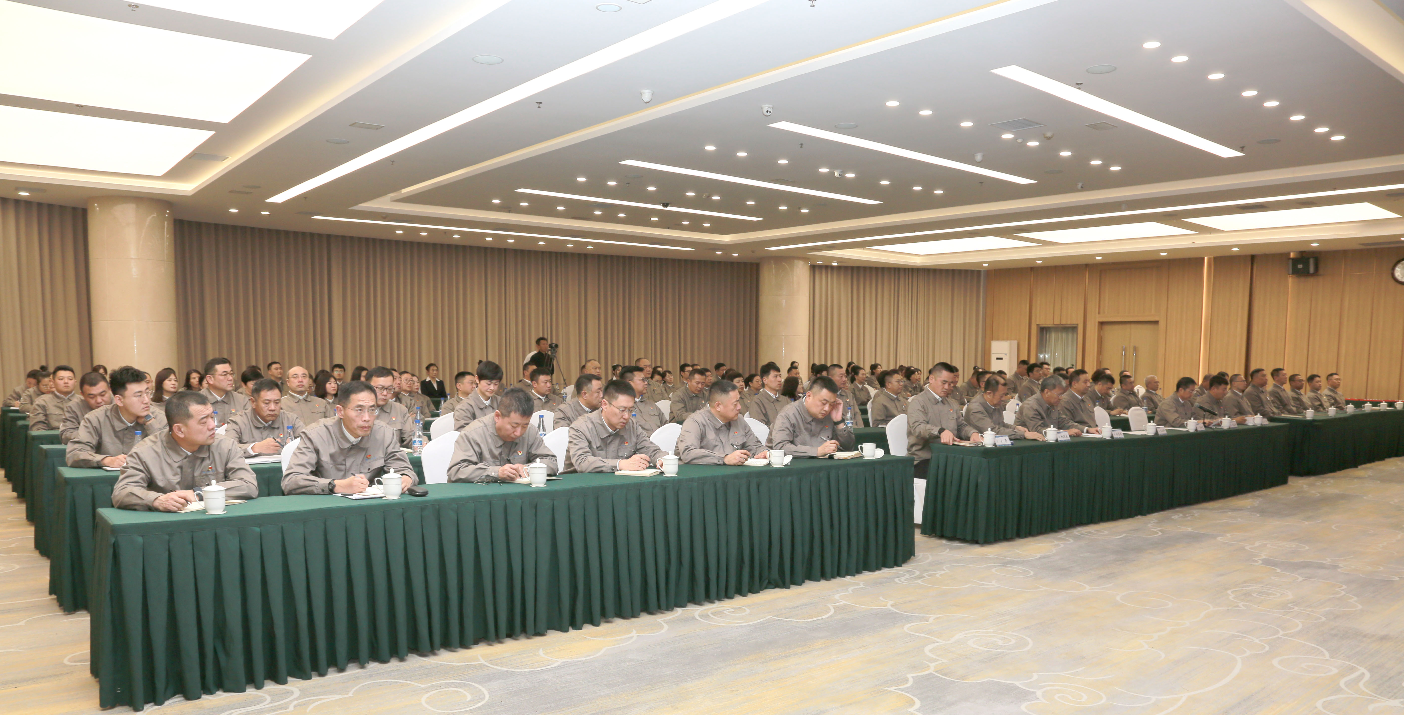 水潤匠心  賦能啟航——水務(wù)集團(tuán)舉行首期“水潤匠心?遠(yuǎn)航講堂賦能啟動(dòng)”大會(huì)